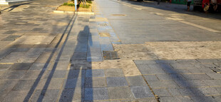 阳光下的地面光影与人影痕迹