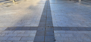 城市街道的笔直砖石路