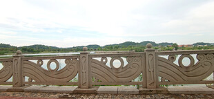 古朴雕花栏杆与远处风景