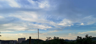 黄昏时分的城市天际线