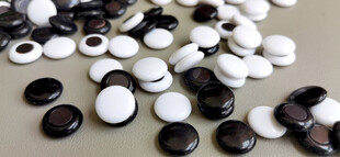 黑白纽扣散落桌面