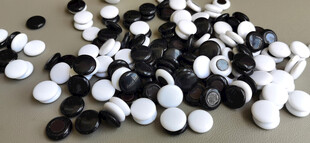 散落的黑白围棋棋子