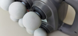 白色球体与机械部件特写