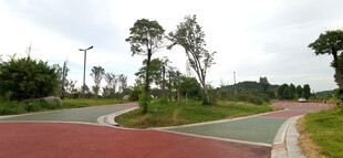 户外彩色跑道与周边风景