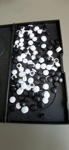 散落的白色圆形物件