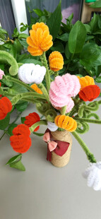 多彩手工花插于创意容器中