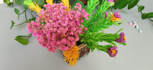 多彩花束装点清新桌面