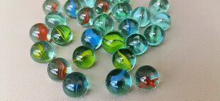 多彩玻璃珠散落