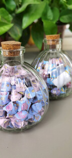 玻璃瓶中的彩色幸运星