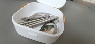 白色餐具收纳盒内餐具