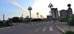 空旷道路与远处建筑景观
