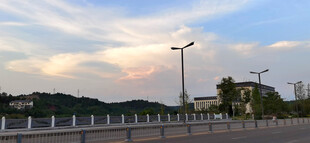 黄昏下的道路与远处风景