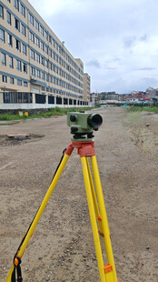 工地经纬仪测量场景