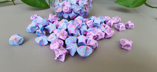 散落的多彩折纸星星