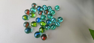 多彩玻璃珠散落