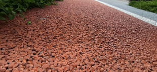 红色碎石铺就的道路