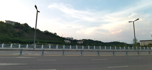 空旷大道与远处风景