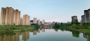 河畔高楼林立的城市风光