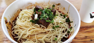 美味葱花牛肉拌面条特写