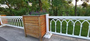 户外木质花箱与白色护栏