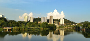 湖畔城市风光倒影美景