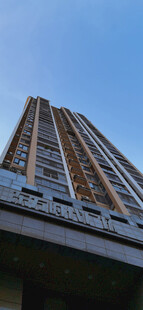 高耸入云的现代摩天大楼