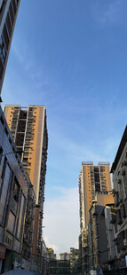 蓝天下的城市高楼景观