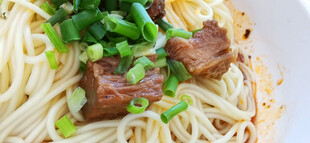 葱香牛肉干拌面特写