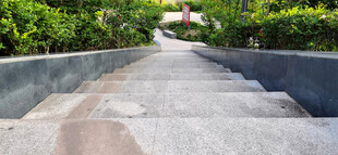 户外幽静下行阶梯