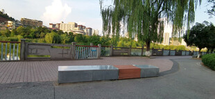 城市公园中的休闲长椅景观