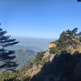 九华山巅古建映蓝天