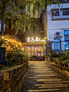 夜晚温馨的街边小店入口