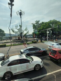 城市道路上的多辆行驶汽车