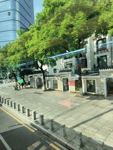 城市街道旁的公共设施景观