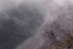 乌云笼罩下的自然景象