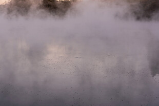 水汽弥漫的壮观喷泉景象