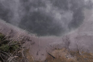 神秘灰黑水域景观