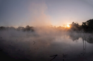 晨雾中的日出湖景