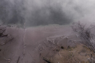 山间云雾缭绕的泥泞小道