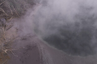 火山口烟雾缭绕景象