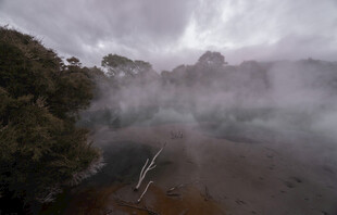 山间云雾缭绕的自然景致