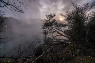 雾霭山林间的朦胧景致