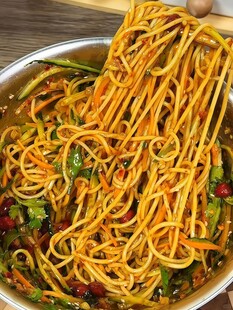 美味诱人的特色凉拌面