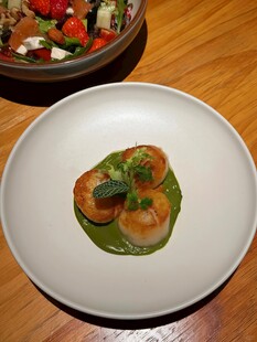 精致虾仁配绿色酱汁料理