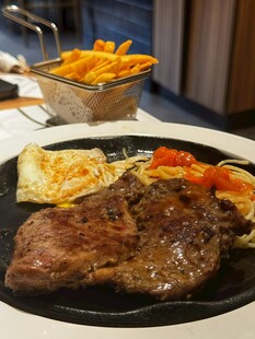 美味牛排配薯条等美食