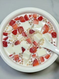 草莓酸奶碗 