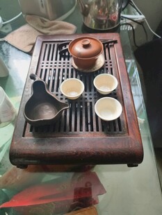 中式茶具摆设于玻璃桌上