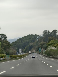 公路上行驶的车辆与风景