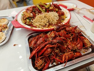 美味小龙虾与特色菜肴