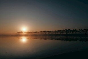 日出湖面美景
